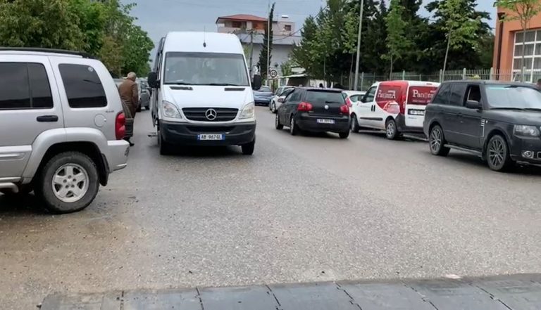 'Bashkë Fitojmë'  publikon pamjet: Në Durrës persona të organizuar nga PS erdhën dhe ikën me furgon nga QV