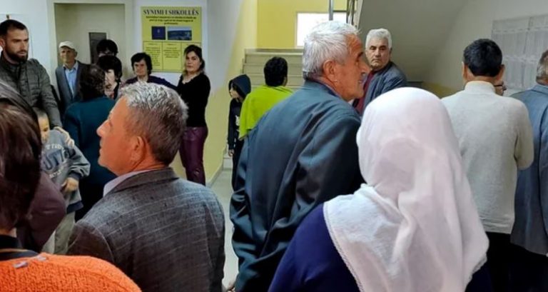 Vendoret/ Probleme teknike në Kavajë, qytetarët në Luz të Vogël në radhë për të votuar