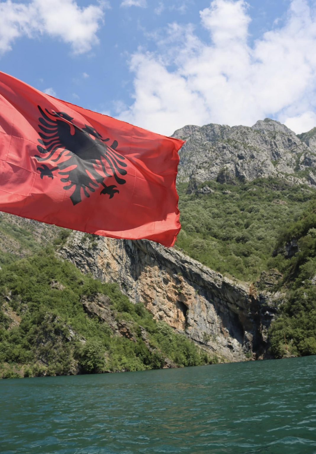 Rama ndan pamje nga Komani, liqeni në zemër të alpeve shqiptare