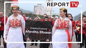 Kremtohet 115-vjetori i bandës frymore ‘Afërdita’, parada në Elbasan mbledh vendas e të huaj