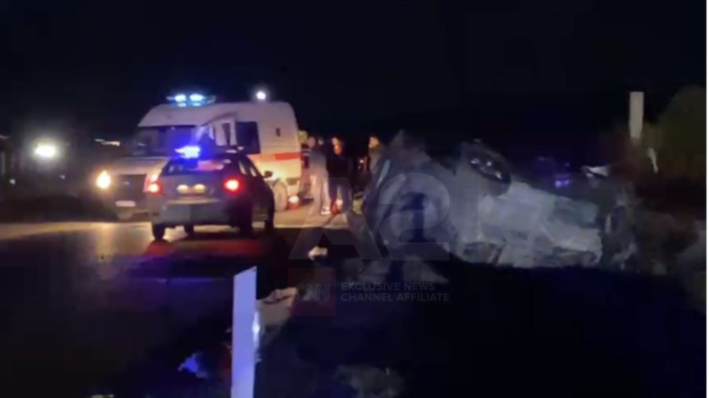 Aksident në Vlorë, makina del nga rruga, humb jetën pasagjerja