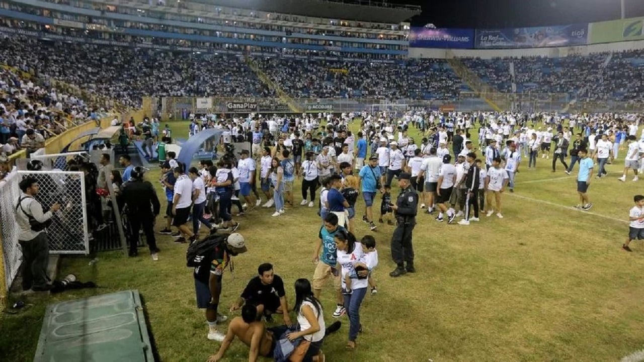 Përplasje mes tifozëve në një stadium në El Salvador, të paktën 12 të vdekur