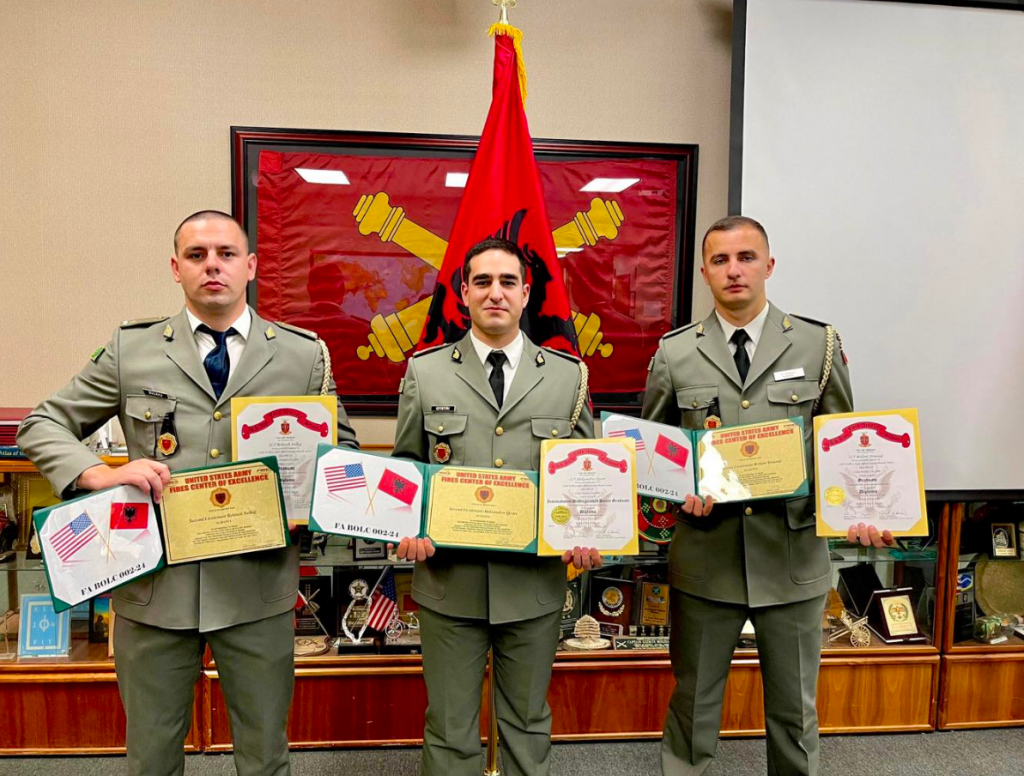 Peleshi: Ushtarakët e parë shqiptarë përfunduan kursin e oficerit të artilerisë tokësore në SHBA