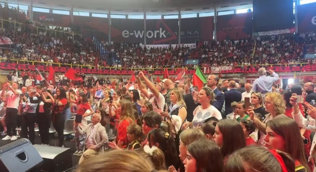 Takimi me shqiptarët në Milano, pamjet nga stadiumi i mbushur me ngjyrat kuqezi