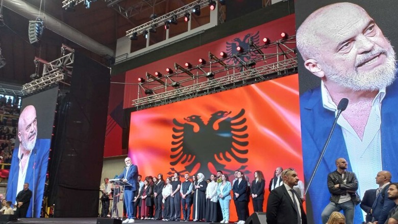 'Na duhej stadiumi San Siro!' ANSA jehonë takimit të Ramës me shqiptarët në Milano: 5 mijë në Pallatin e Sportit 3 mijë jashtë! Lavdëroi Melonin dhe thumboi Bossin