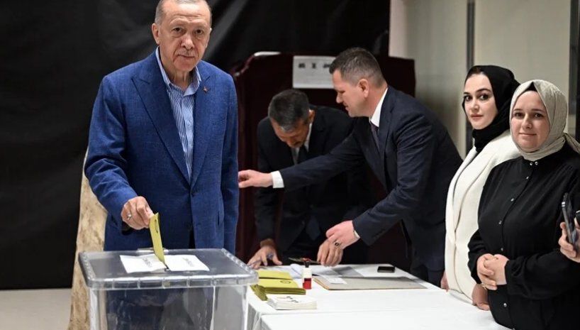 Presidenti Erdoğan voton në Istanbul