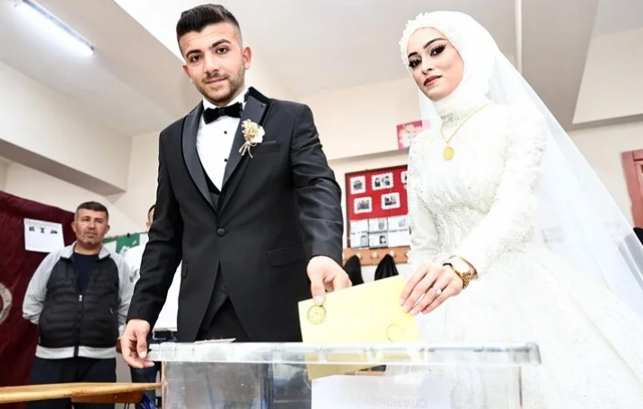 Zgjedhjet në Türkiye, çifti i ri voton para kurorëzimit