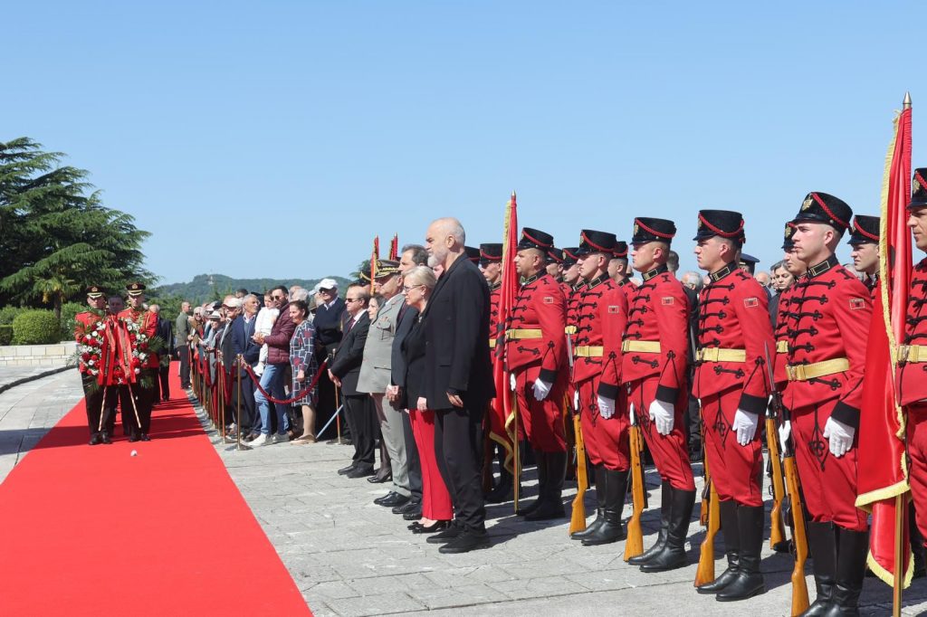 5 Maji, autoritetet shtetërore homazhe pranë memorialit “Nënë Shqipëri”