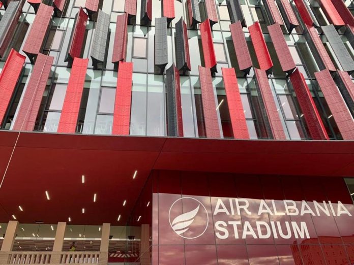 Rama ndan pamjet: Turistë në stadiumin “Air Albania”