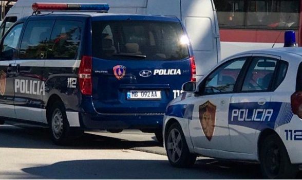 U kap në flagrancë duke dhunuar familjarët, arrestohet i riu në Elbasan