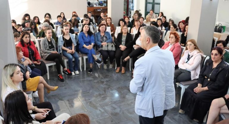 Zgjedhjet e 14 majit/ “Bashkë bëjmë ndryshimin”, Igli Cara takim me gratë dhe vajzat në Durrës: Qyteti nuk zhvillohet pa idetë e tyre
