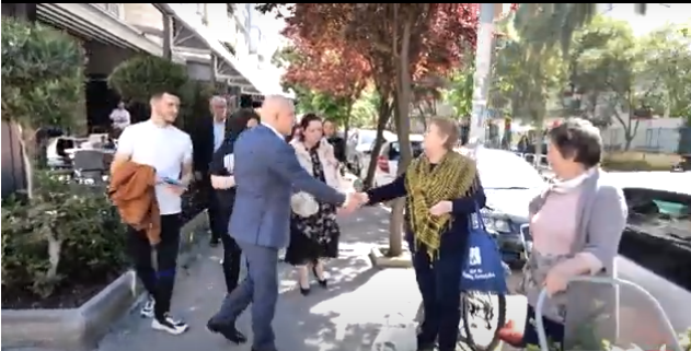 Bejko fushatë në rrugët e Tiranës, qytetarja: Na pëlqen, por do votoj Veliajn