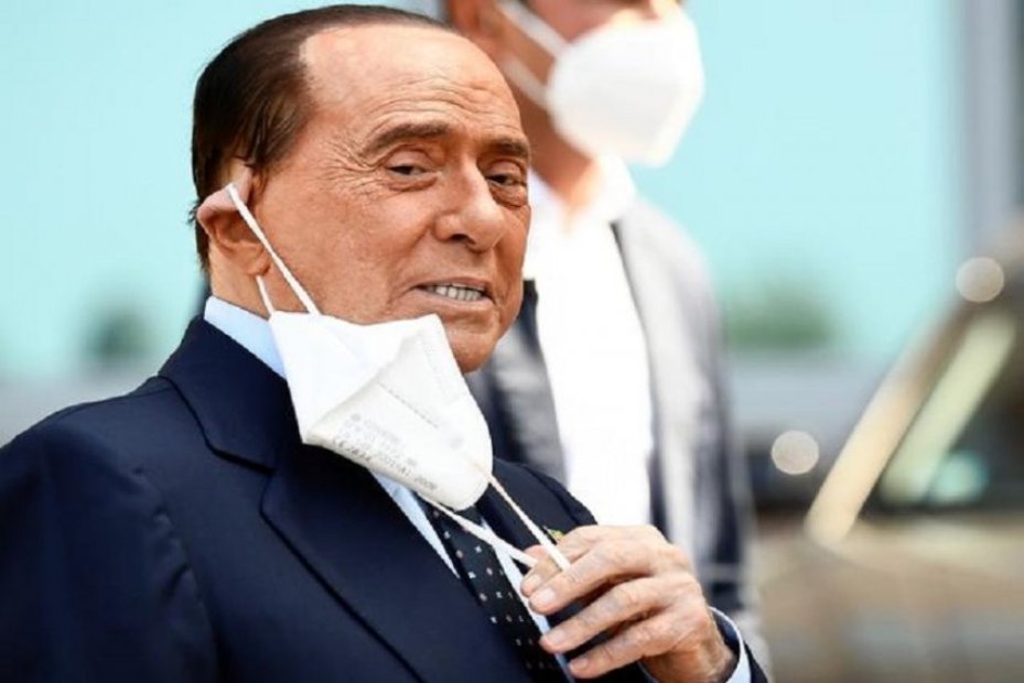 Berlusconi shfaqet për herë të parë pas shtrimit të tij në spital