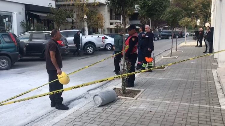 Bombola e gazit shpërthen dhe ‘fluturon’ nga taraca e pallatit në Gjirokastër