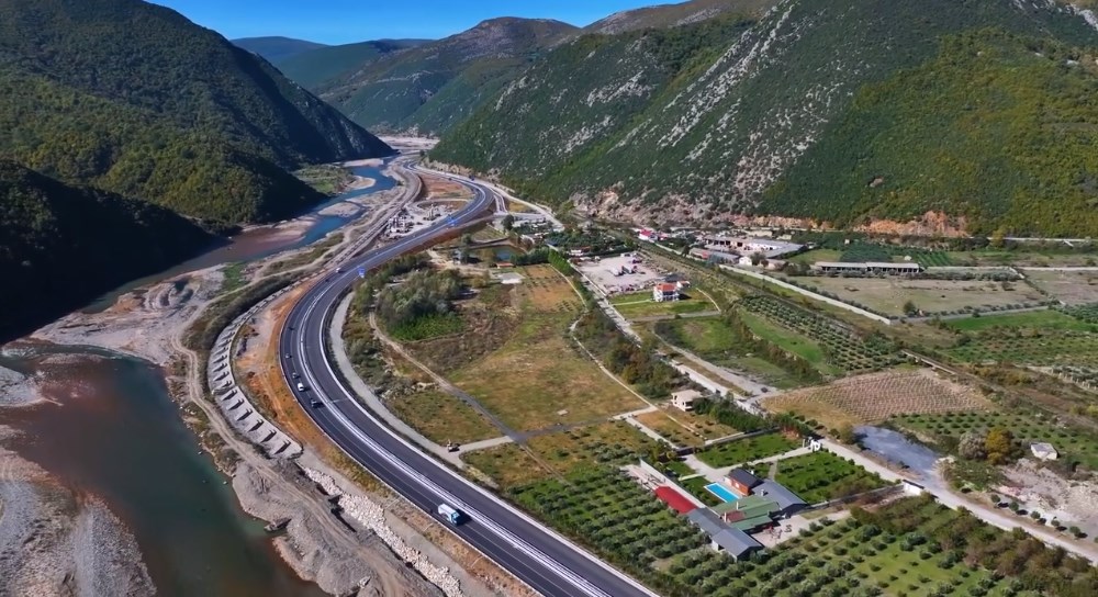 Pjesë e Korridorit 8, Rama ndan pamje nga rruga Elbasan-Qafë Thanë