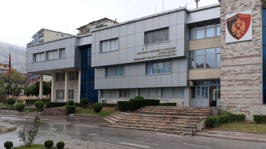 Morën peng 53-vjeçarin dhe e kanosën për t'i marrë një shumë parash, arrestohen 2 persona