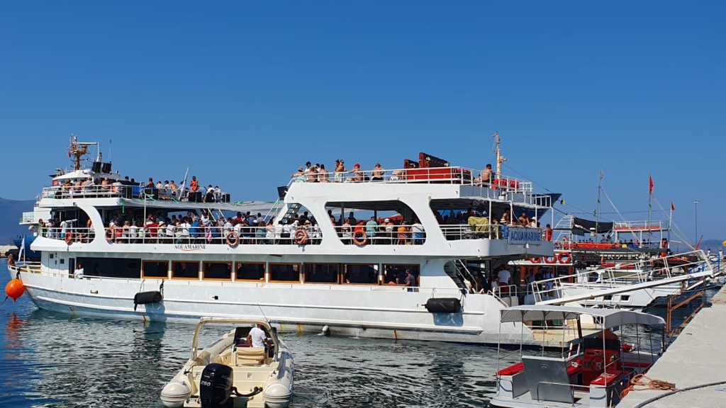 Mbi 55 mijë turistë në Sazan-Karaburun nga maji në shtator, udhëtimet me anije vijojnë edhe në tetor