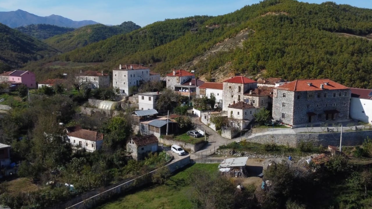 Kullat shekullore të Dibrës hapin dyert për turistët, ndërtesat e vjetra të preferuarat e aventurierëve