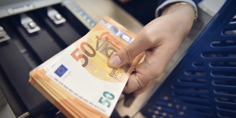 51% e kredisë në lekë u përdor për overdraft – Për blerjen e pasurive të paluajtshme, bizneset preferuan më tepër huanë në euro