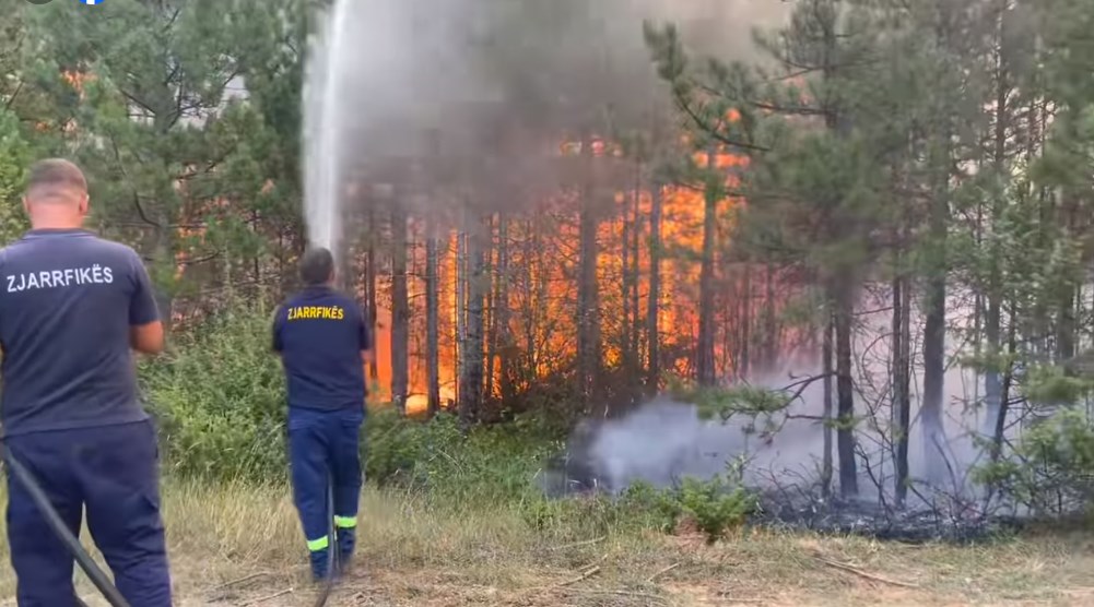 Zjarri në bjeshkët e Fanit dhe Oroshit, Mëlyshi: Kërkohet ndërhyrje nga ajri