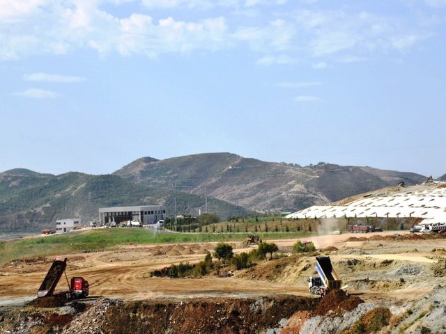 Lagjet e Tiranës me kazane të tejmbushura me mbetje disa ditore, landfilli i Sharrës në gjendje emergjence mjedisore!