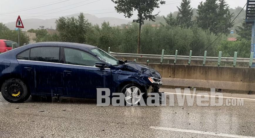 Aksident në aksin Rrogozhinë-Lushnje, turistët polakë përplasin makinën e marrë me qira