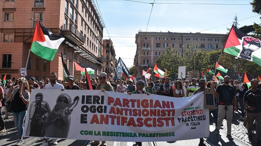 Mijëra njerëz marshojnë në Romë për të protestuar kundër 