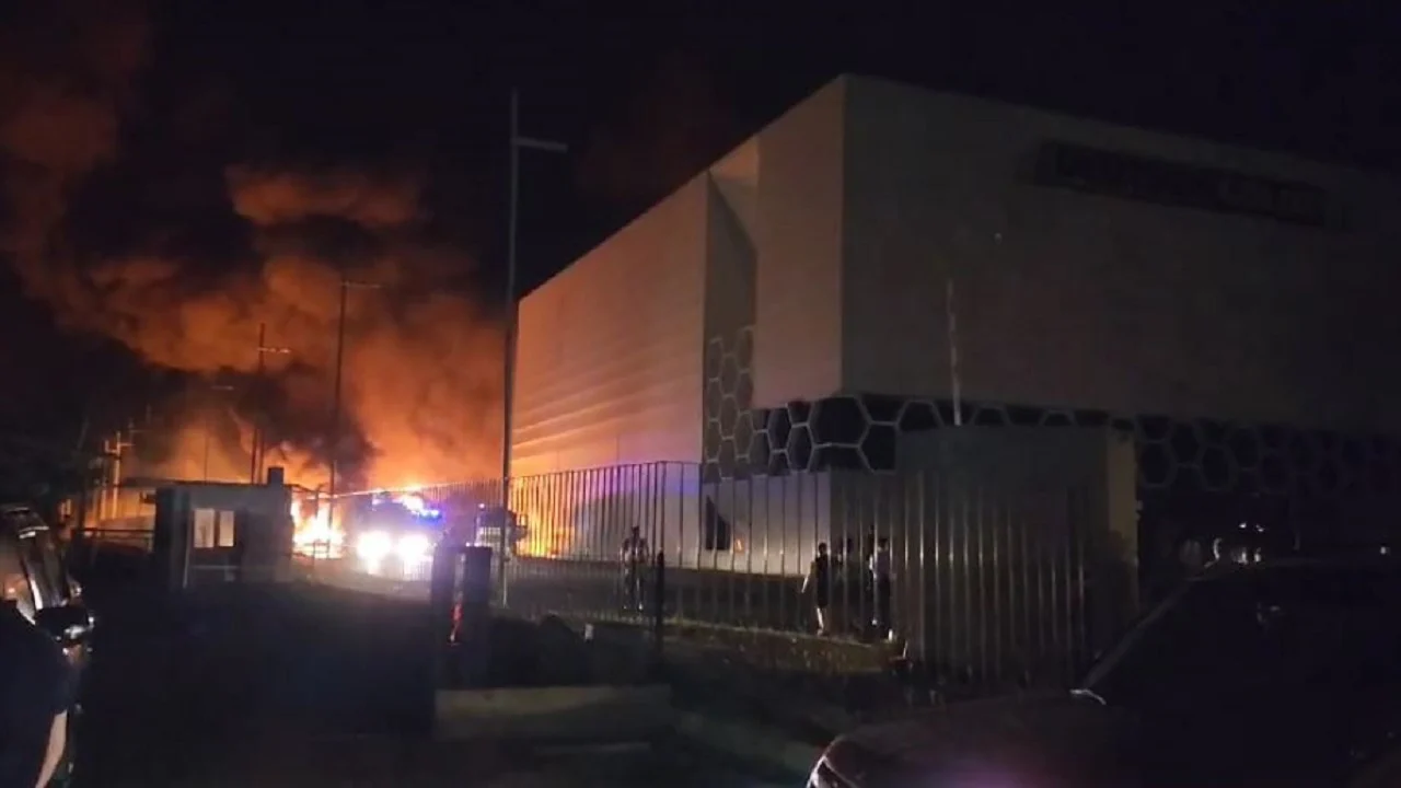 Zjarri në fabrikën e bojërave! Toksikohen disa zjarrfikës, dërgohen në spital për ndihmë mjekësore