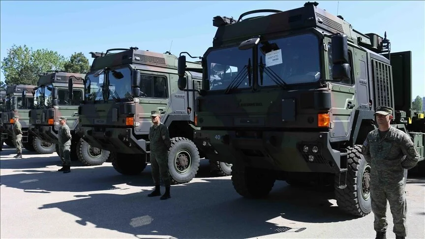 Gjermania i dhuron 5 automjete ushtarake Kosovës