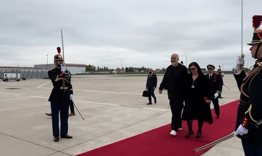 Rama mbërrin në Paris: Vizita e parë e këtij niveli në historinë e marrëdhënieve diplomatike mes Shqipërisë dhe Francës