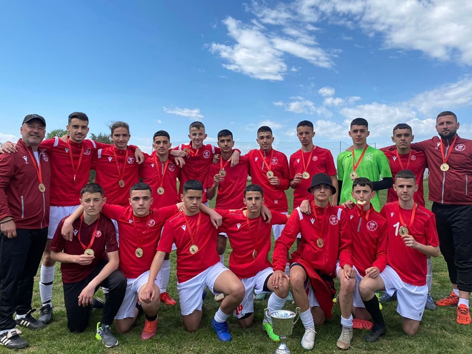 Ekipi i futbollit të fëmijëve të ushtarakëve fiton kupën ballkanike në Selanik