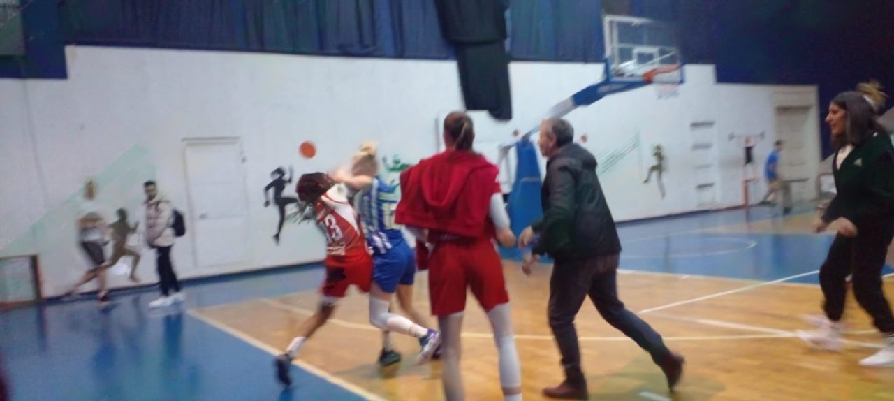 Sherr masiv pas derbit Partizani-Tirana, basketbollistet grushte e shkelma njëra-tjetrës  