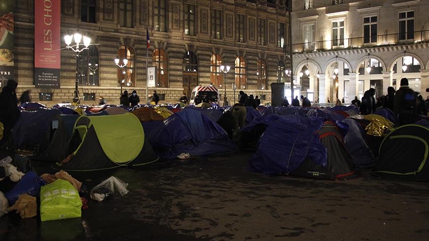 Migrantë të pastrehë në Paris kalojnë natën para bashkisë, kërkojnë strehim