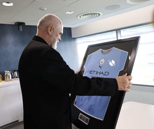Manchester City, kampus rajonal në Durrës, Rama ndan foton me fanellën e klubit anglez