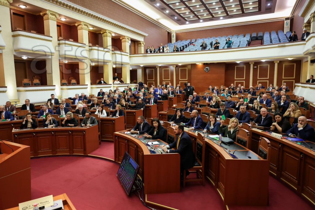 Kuvendi miratoi projektligjet e seancës së 7 marsit, rrëzohet nisma e deputetit Leskaj