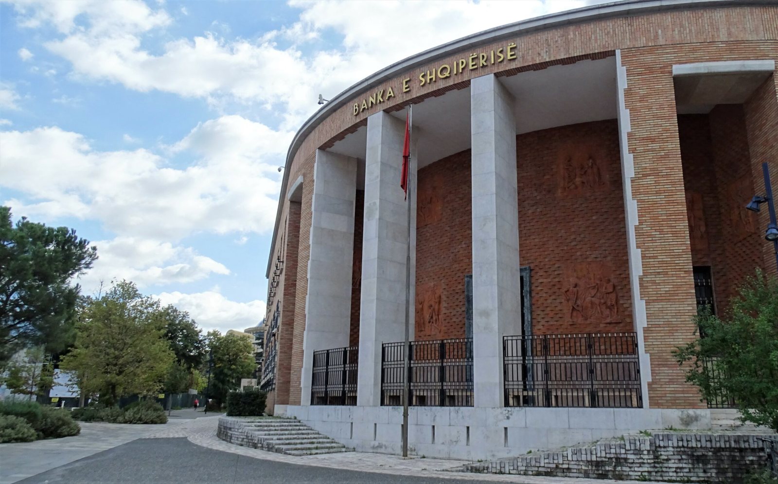 Banka e Shqipërisë: Sektori bankar i qëndrueshëm, rritja u ngadalësua edhe për shkak të kursit të këmbimit