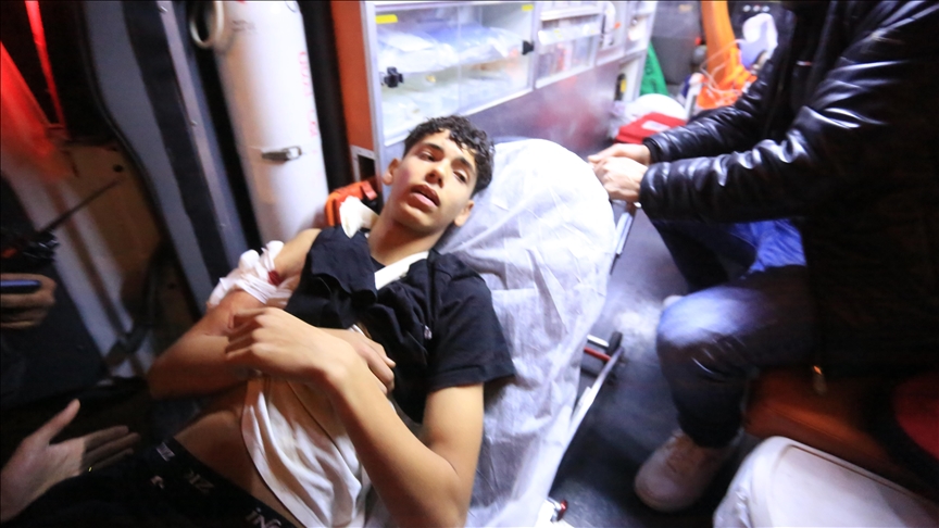 Një kolon hebre i armatosur plagos me armë një fëmijë palestinez në Kudsin Lindor