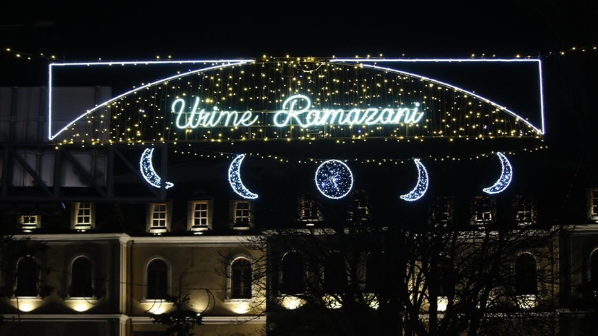 Prishtina për herë të parë e stolisur për nder të Muajit të Ramazanit