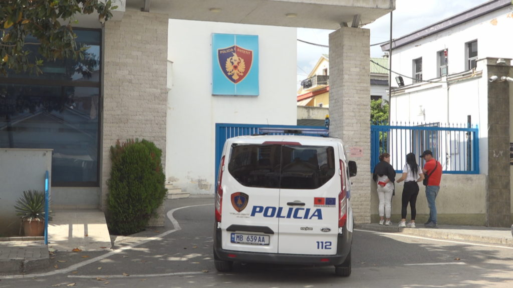 35-vjeçari dhunon bashkëshorten, gruaja hidhet nga dritarja e banesës në Elbasan