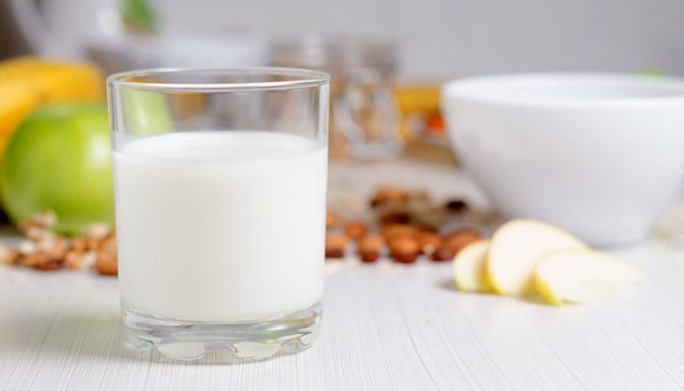 Kur duhet të pini qumësht, në mëngjes apo në mbrëmje?