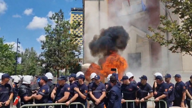 Opozita sërish sot protestë para Bashkisë së Tiranës, bllokim qarkullimi