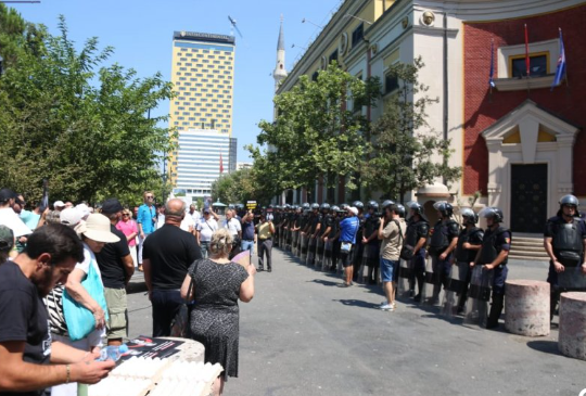 Opozita protestoi para bashkisë, nuk u shënuan incidente