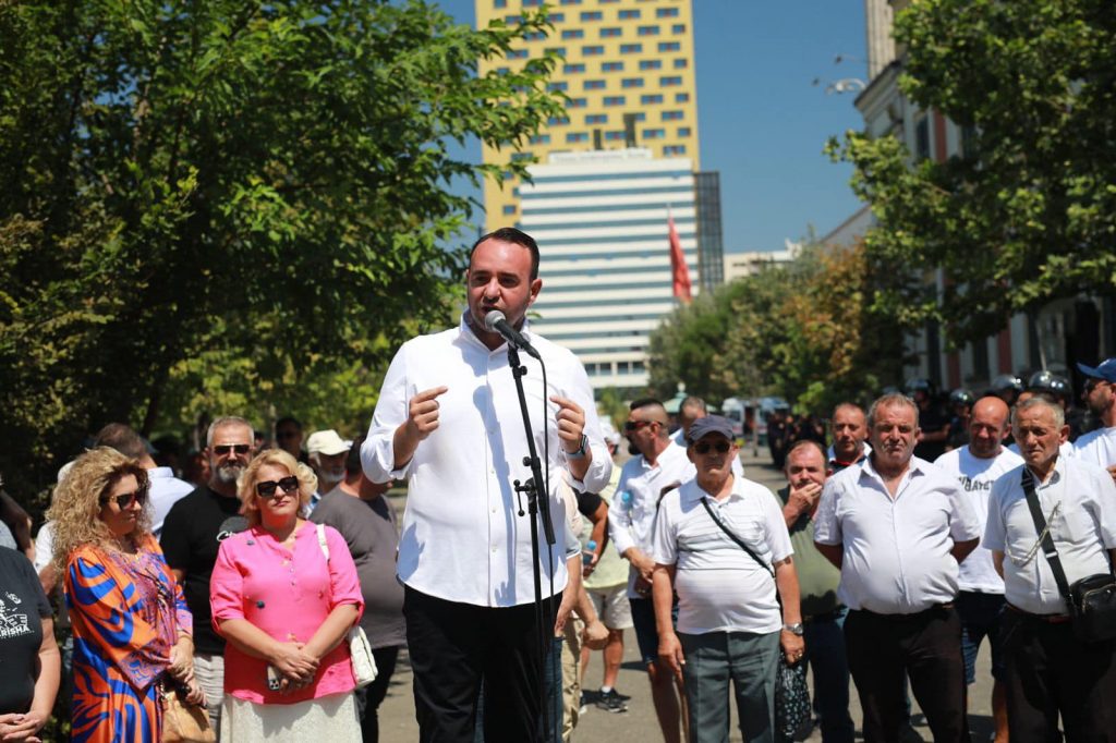 Opozita, sërish në protestë para bashkisë së Tiranës