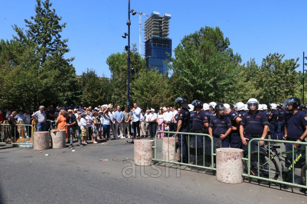 Protesta e opozitës, policia bllokon disa segmente rrugore