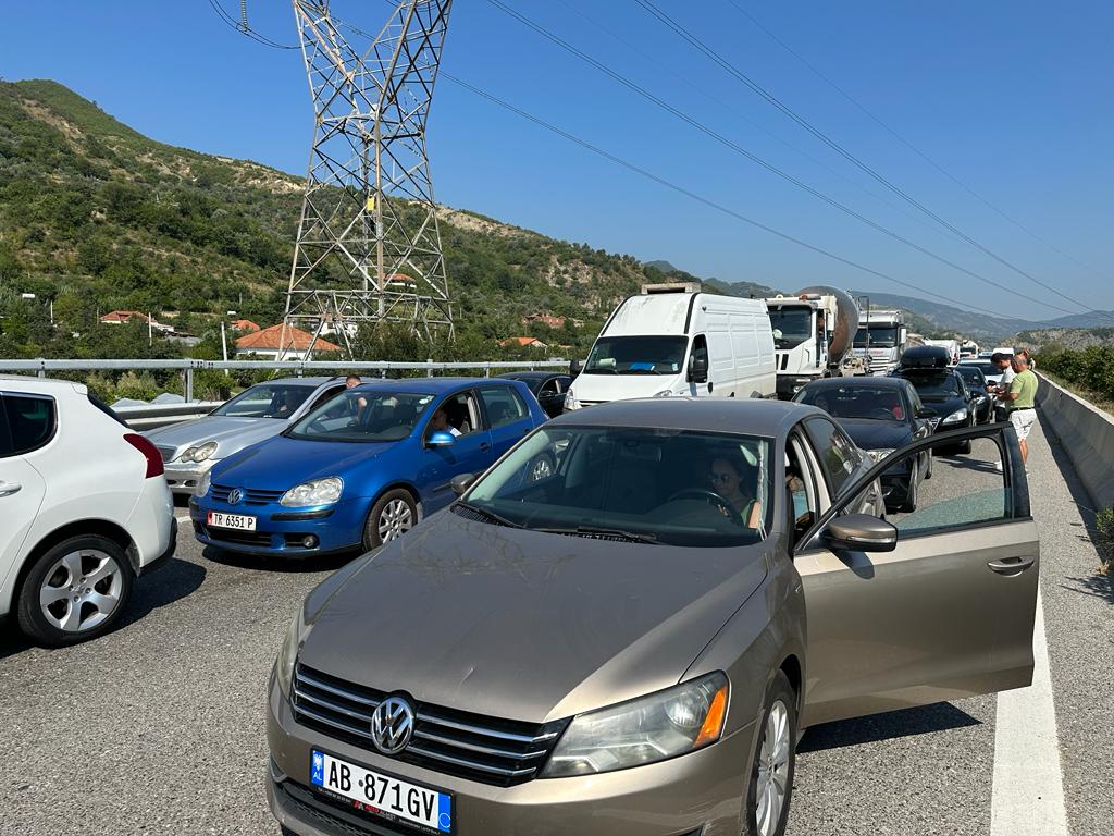 Qindra makina në radhë kilometrike, bllokohet qarkullimi para rrethrrotullimit në Bradashesh-Elbasan