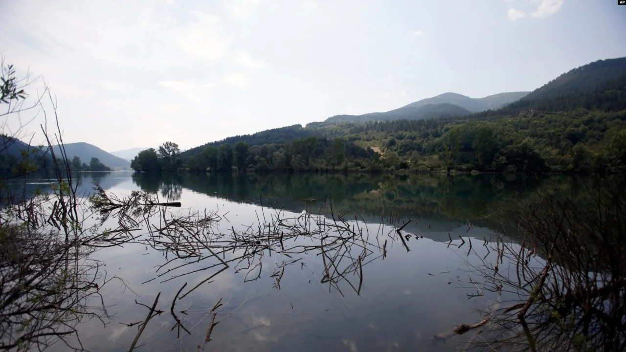 Fundoset një anije me emigrantë në lumin Drina! Po tentonin të kalonin nga Serbia në Bosnjë Hercegovinë, zhduken 7 persona