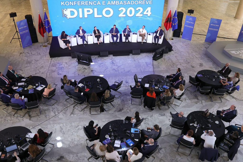 “Diplo 2024”, Kumbaro në sesionin kushtuar diplomacisë dhe turizmit