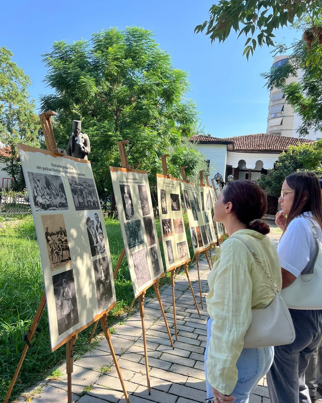 Çelet në Elbasan ekspozita “Rikthim në traditë, veshjet popullore të shqiptarëve”