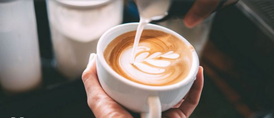 Çfarë ndikimi ka kafeja me qumësht për shëndetin?