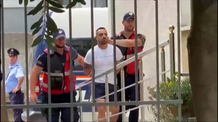 U kap me 2 çanta me eksploziv, gjykata lë në burg Albi Mecinin